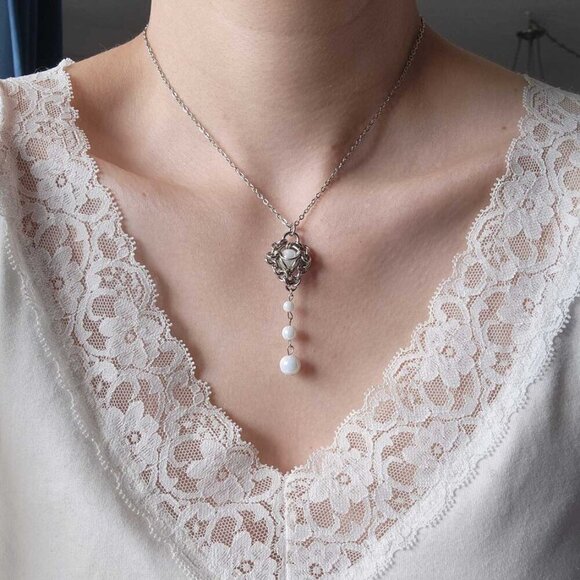 Gothic white pearl rosary necklace with a small silver chain - Picture 4 of 12